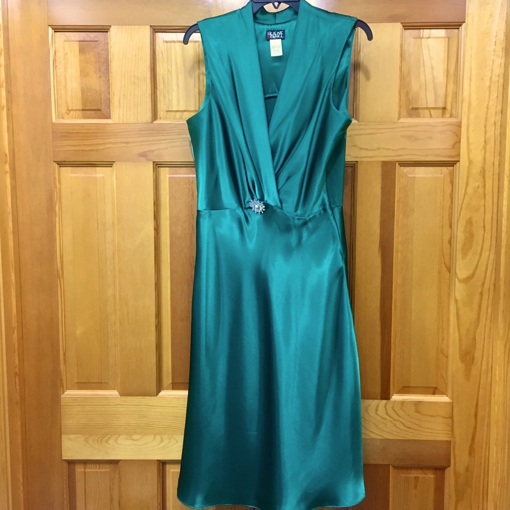 Sleeveless Teal Satin Midi Dress with V-Neck and Brooch